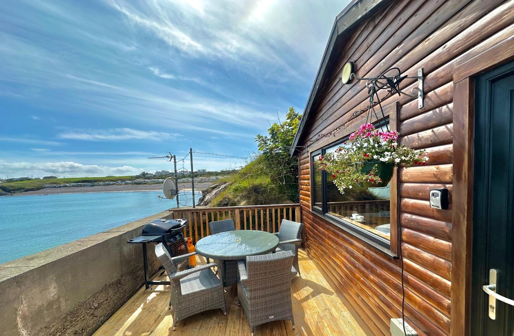 Malin Head Cosy Portmor Log Cabin- Sea Views, Deck & Relaxation מראה חיצוני תמונה