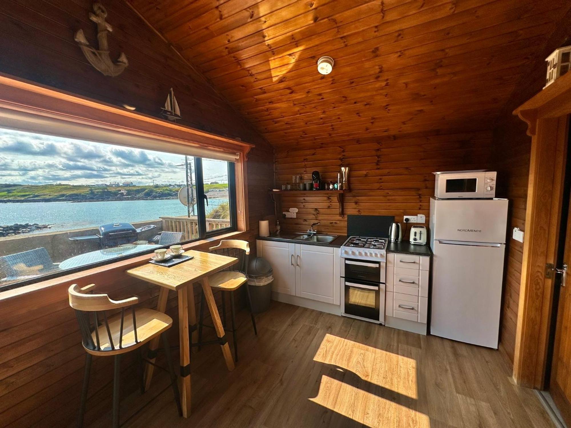 Malin Head Cosy Portmor Log Cabin- Sea Views, Deck & Relaxation מראה חיצוני תמונה