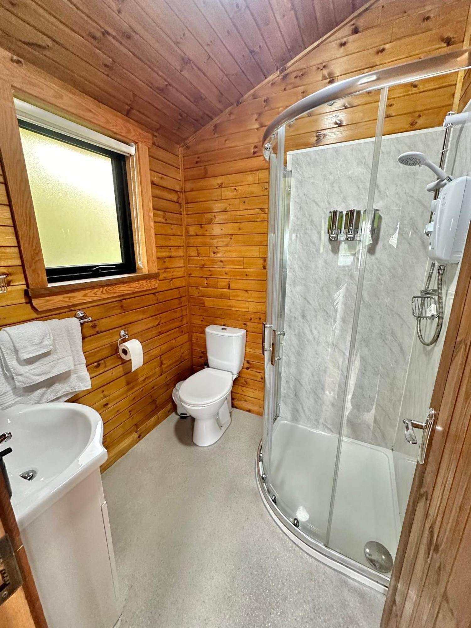 Malin Head Cosy Portmor Log Cabin- Sea Views, Deck & Relaxation מראה חיצוני תמונה
